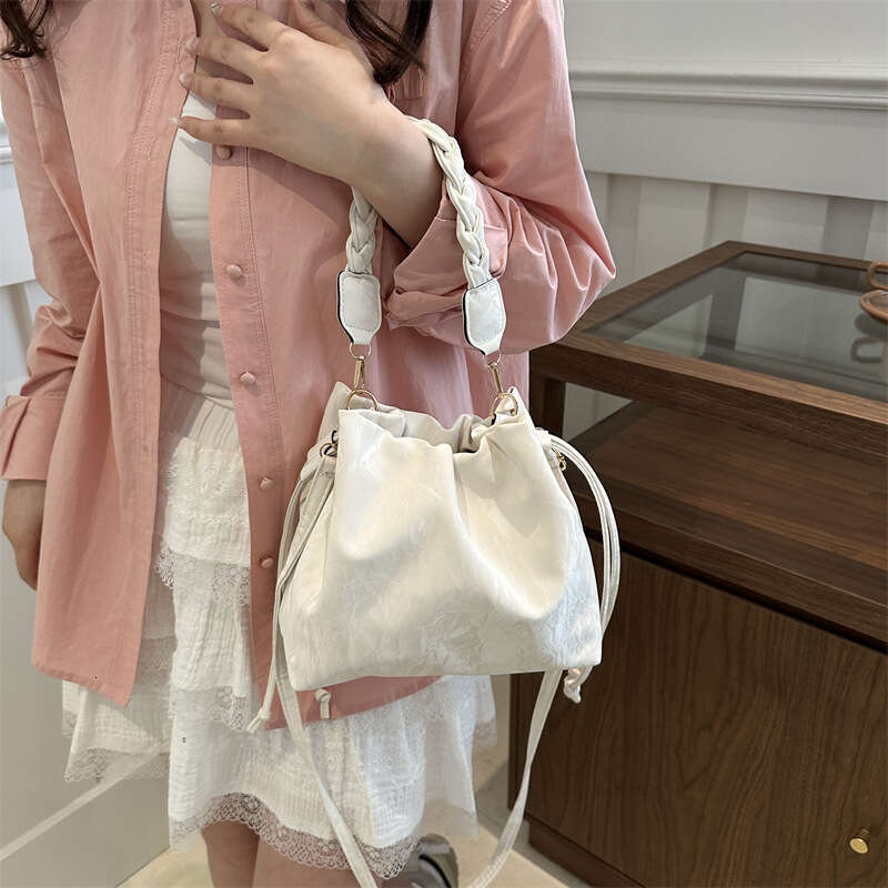 Korean Style Large Capacity Commuter Trendy for Women 2024 Spring New Versatile Ins Single Shoulder Crossbody Bucket Bag