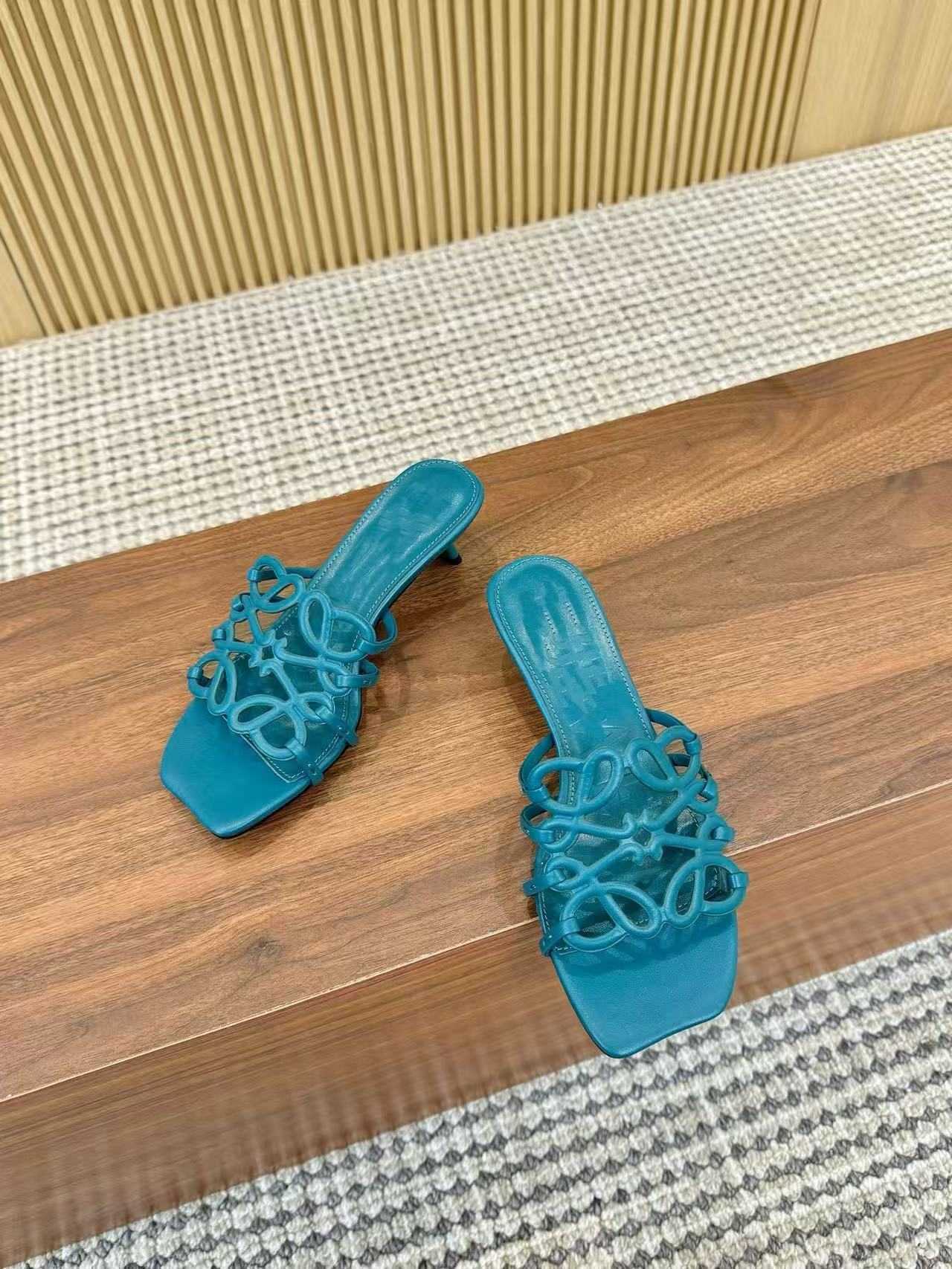 2025 New Hollow Genuine Leather Slippers Flat Summer Beach Sandals Outdoor Versatile Daily Flat Womens Shoes
