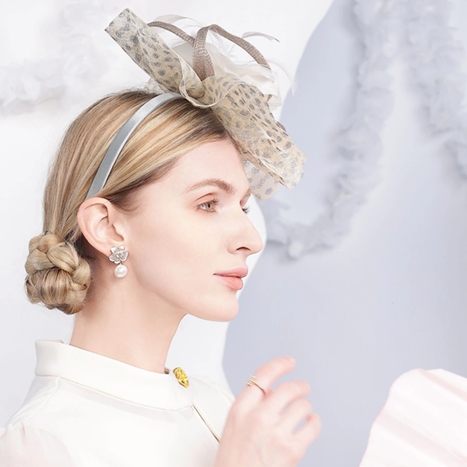 FS White Sinamay Fascinators Hats With Feather Summer Vintage Pillbox Hat For Women Elegant Cocktail Tea Party Headwear 250604