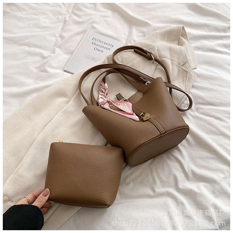 2025 New Single Shoulder Korean Style Niche Handbag Women's Trendy Crossbody for Work Commute Bucket Bag