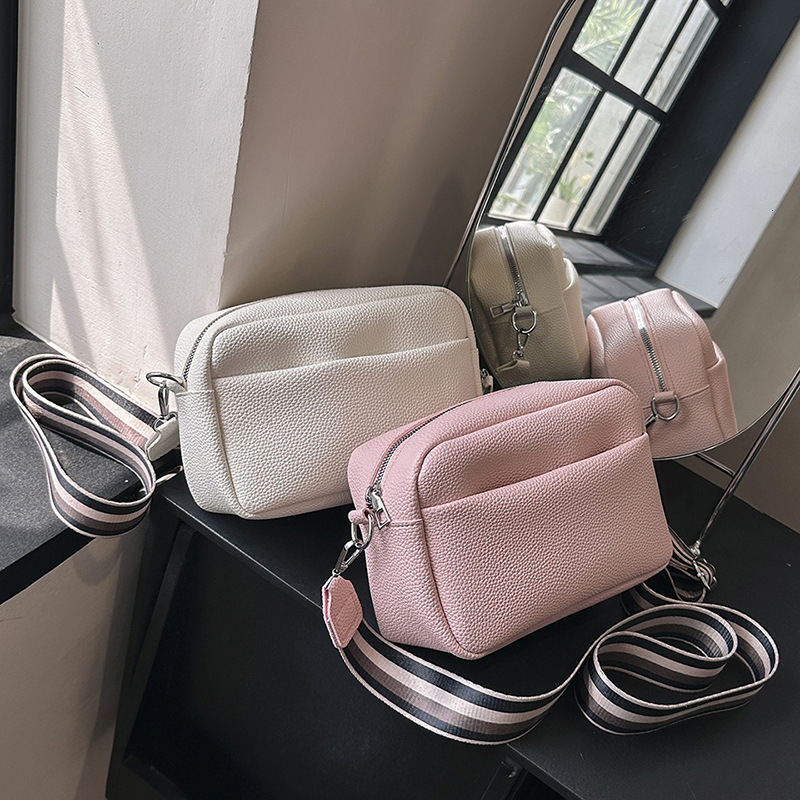 designer 2025 Spring/Summer New Fashion PU Wide Strap Shoulder Bag Crossbody Small Square Bag Women's Bag Supports Wholesale and Mixed Orders