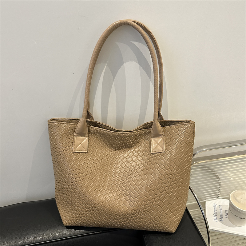 designer This Year's New Fashion Textured Woven Pattern Handbag Large Bag for Women Commuting Shoulder Bag Travel Tote Bag