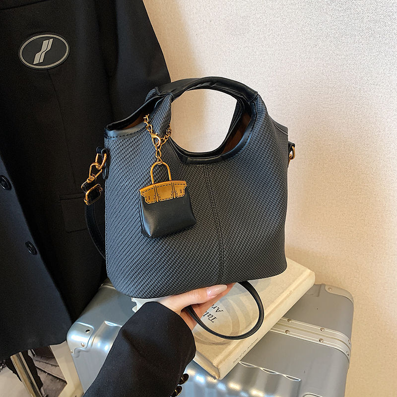 2025 summer new high-end multifunctional handbag for women's outdoor niche handbag, crossbody bag, trendy women's shoulder bag, simple veget