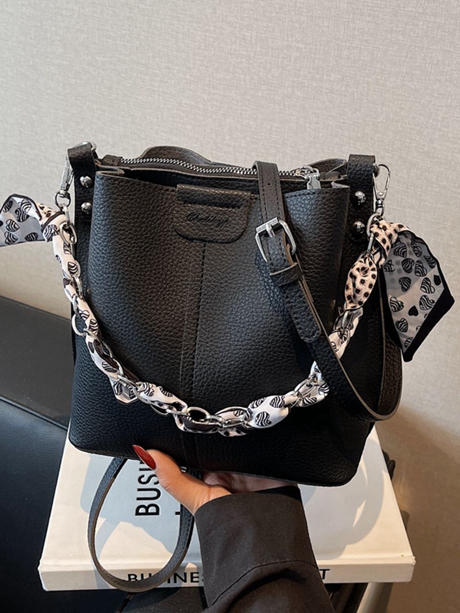 2025 New Spring Summer Women's Bag Fashion Women's Bag New Texture Single Shoulder Crossbody Bag Outdoor Handheld Bucket Bag Chain Bar Desig