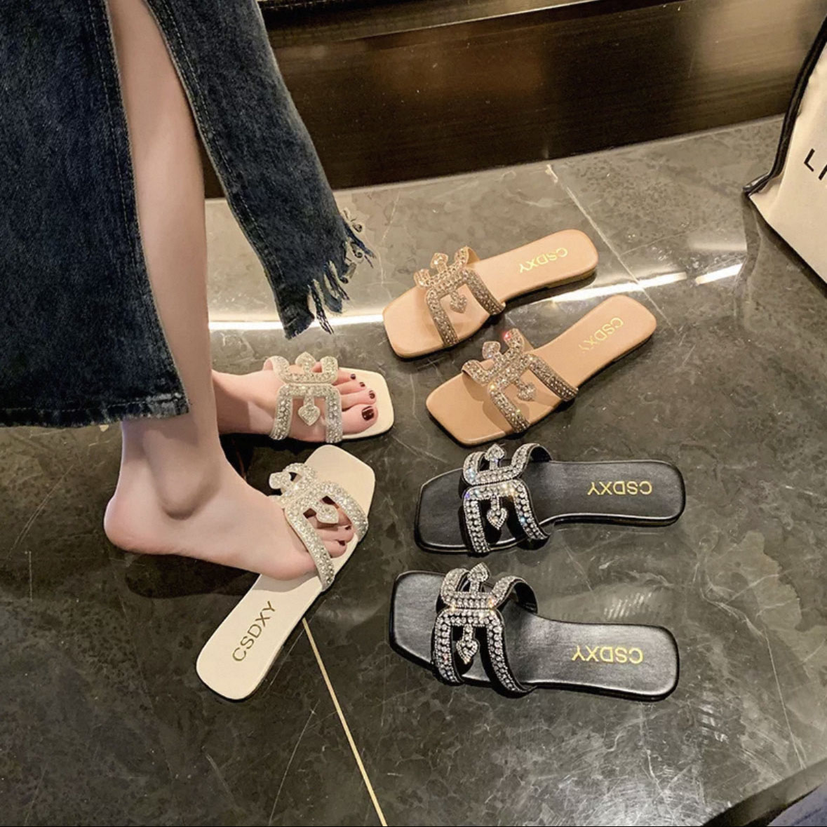 2025 New Designer Sandals Fashionable Luxury Flat Slippers Comfortable and High Quality Versatile Slippers Lightweight Non slip Beach Sandals Size 35-