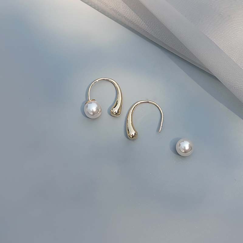 New Arrival French Inspired Minimalist Pearl Earrings Exude Sophisticated Luxury Niche Design