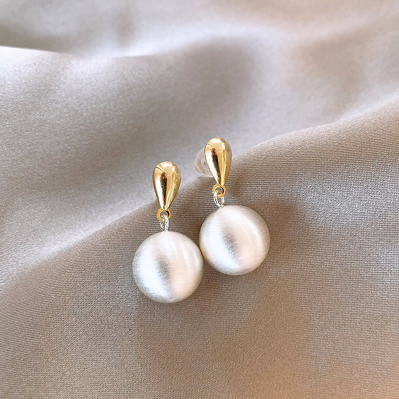 New Arrival Stylish and Versatile Imitation Pearl Metal Frosted Ball Stud Earrings for Women Fashionable Cold toned Color blocking Earrings
