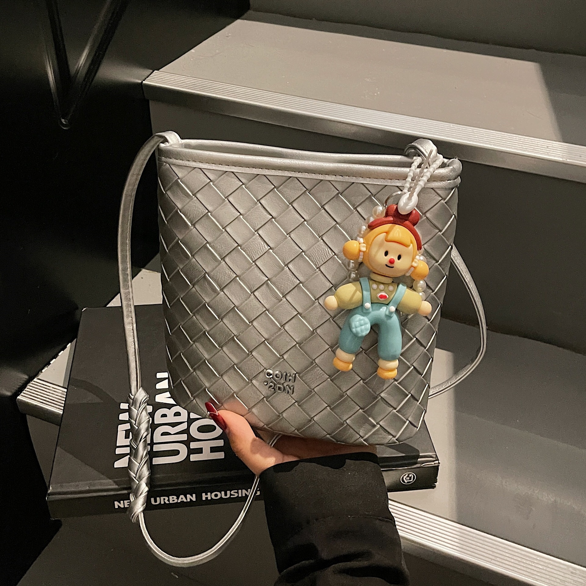 designer Korean Style Small Bag for Women 2025 New Trend Woven Crossbody Bucket Bag Simple Casual Shoulder Bag Commuter Underarm Bag