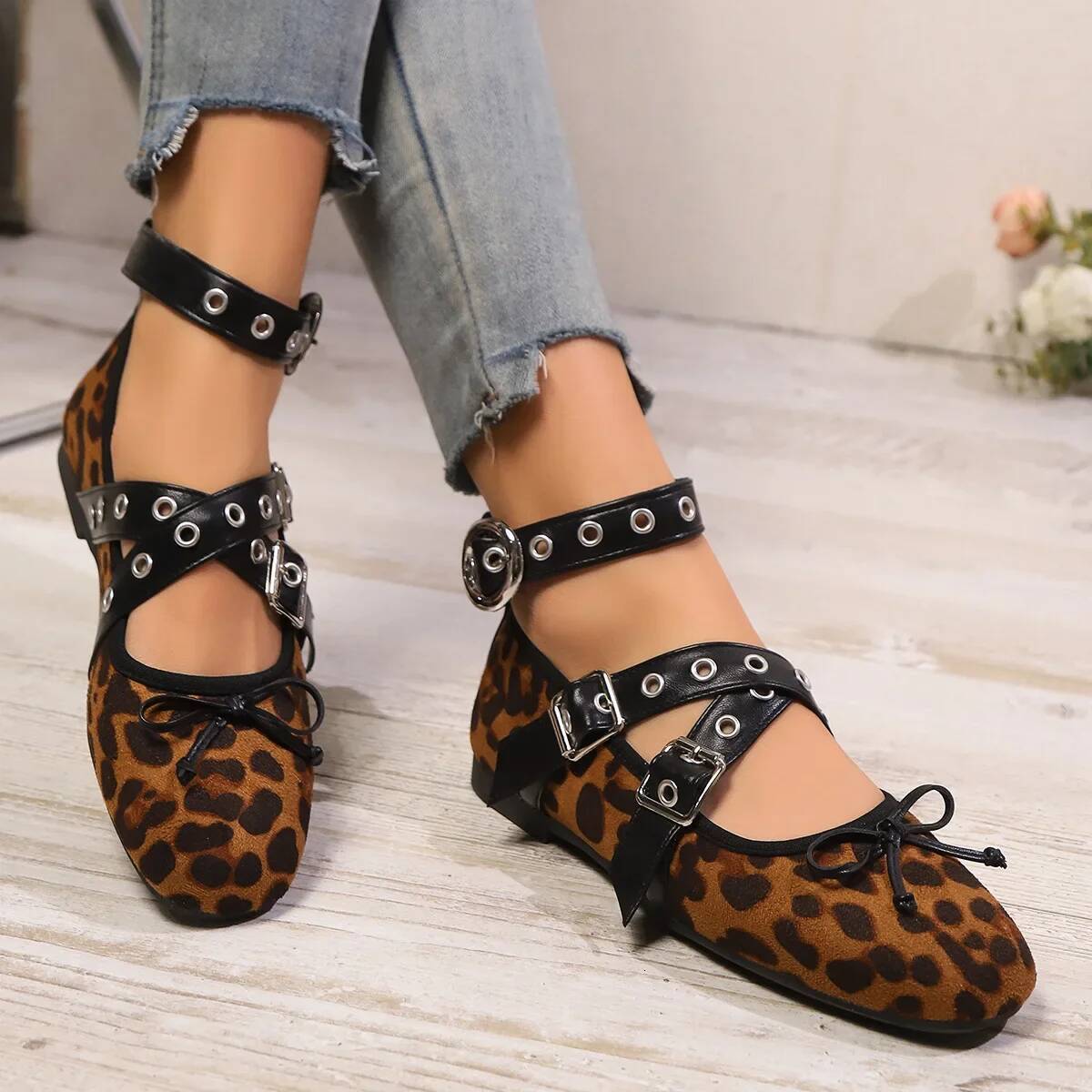 Ddmyoutdoor Ballet Flats Fashion Cow Print Lace Up Woman Brand Design Ankle Buckle Strap Ladies Casual Leopard Canvas Loafer Outdoor Shoes