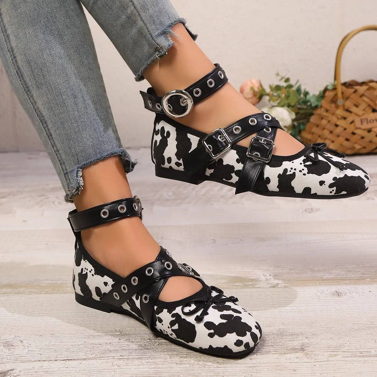 Ddmyoutdoor Ballet Flats Fashion Cow Print Lace Up Woman Brand Design Ankle Buckle Strap Ladies Casual Leopard Canvas Loafer Outdoor Shoes