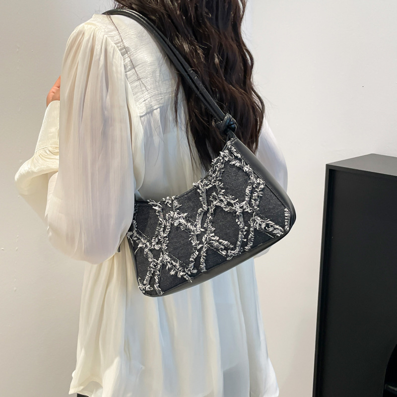 designer Large Capacity Crescent Bag for Women 2025 New Handbag Unique Niche Design Stylish Commuter Shoulder Bag