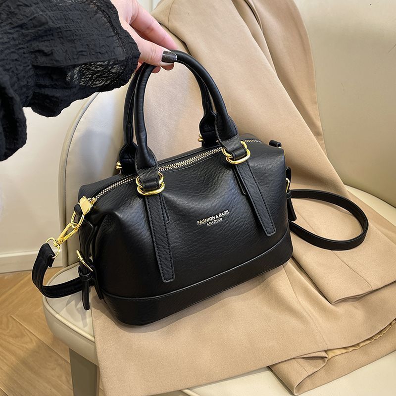 2025 Summer New Women's Bag New Handbag Women's Simple Retro Large Capacity Commuter Bag Fashion Leisure Designer Solid Color Shoulder Bag R