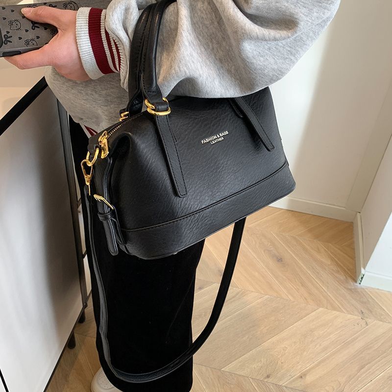 2025 Summer New Women's Bag New Handbag Women's Simple Retro Large Capacity Commuter Bag Fashion Leisure Designer Solid Color Shoulder Bag R