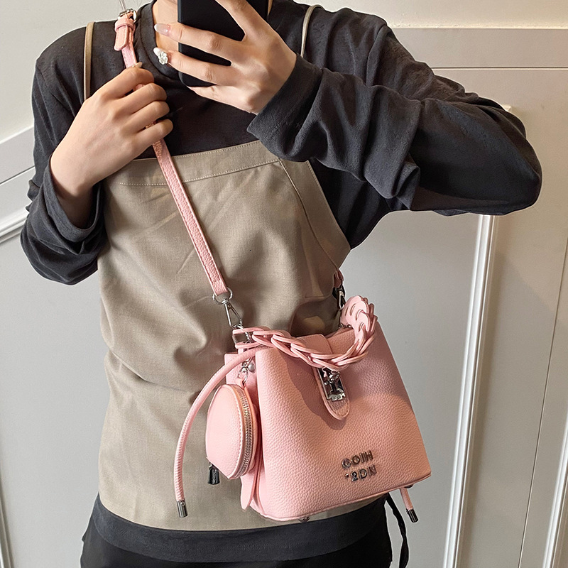 designer Vintage Color-Block Handbag for Women 2025 New Niche Fashion Simple Shoulder Bag Casual Versatile Commuter Crossbody Bag