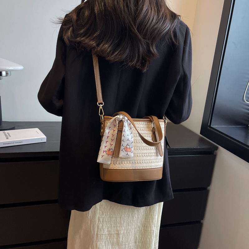 designer Fashion Handwoven Bag for Women 2025 New High-Quality Textured Straw Bag Single Shoulder Crossbody Bag Casual Buc