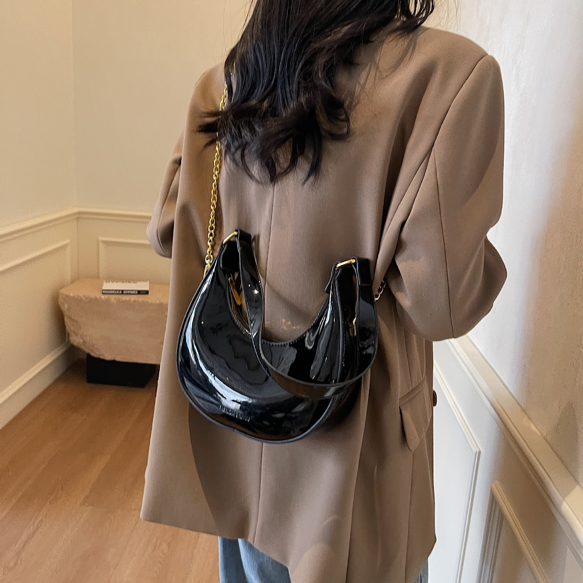 designer Cross-border Niche Textured Patent Leather Handbag for Women 2025 New Simple Crescent Bag Fashion Chain Shoulder Crossbody Bag