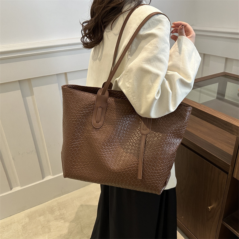 designer Vintage Bag for Women New Large Capacity Niche Design Tote Bag 2025 Casual Winter Personality Commuter Shoulder Bag