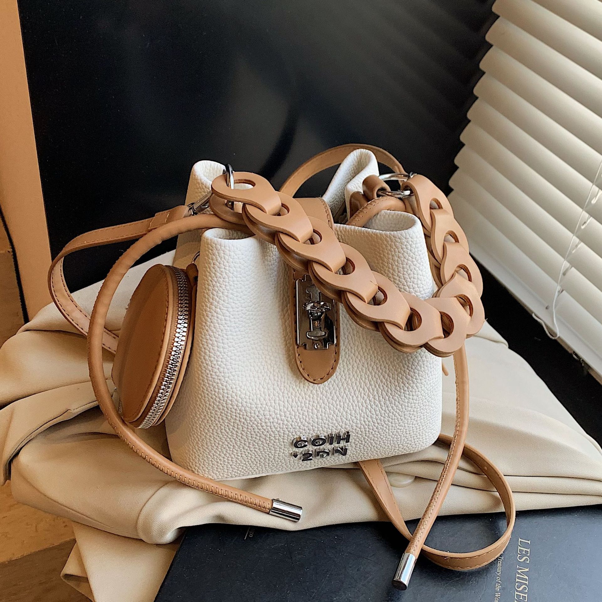 designer Vintage Color-Block Handbag for Women 2025 New Niche Fashion Simple Shoulder Bag Casual Versatile Commuter Crossbody Bag