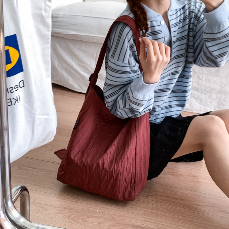 designer Pleated Shoulder Bag for Women New Simple Texture Bag Versatile Commuter Underarm Large Capacity Crossbody Tote Bag for Wo