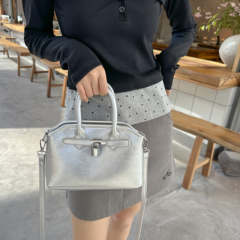 Top brand high-quality new free designer bag cross-border 2025 new fashionable handbag shell niche fabric single shoulder crossbody bag brand new free