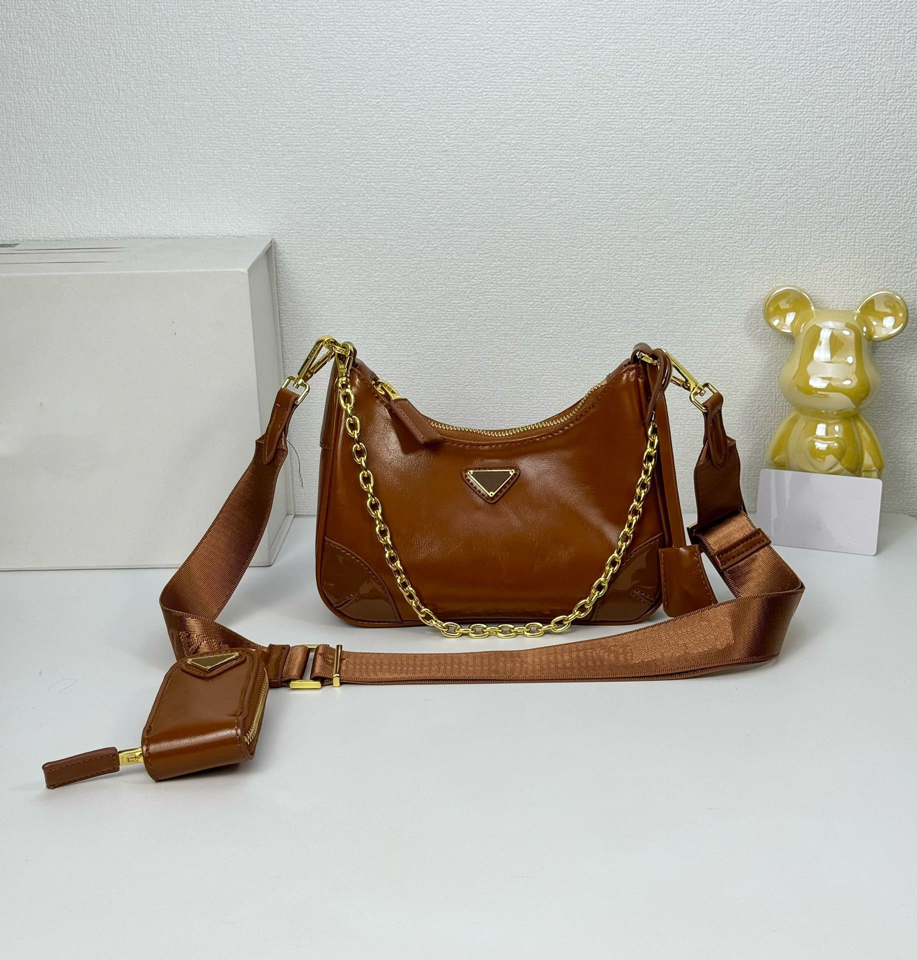 Elegant Leather Bag with Adjustable Shoulder Straps & Detachable Keyring - Featuring Enamel Metal Triangular Logo