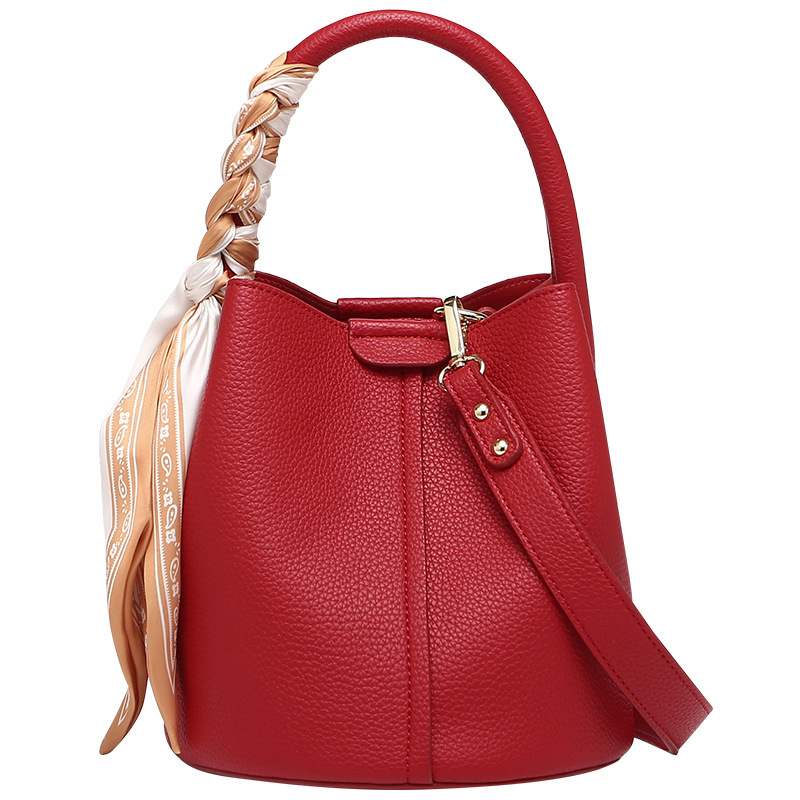 Exquisite women's handbag new niche design commuting fashion shoulder bag designer women's fashion large capacity crossbody bag