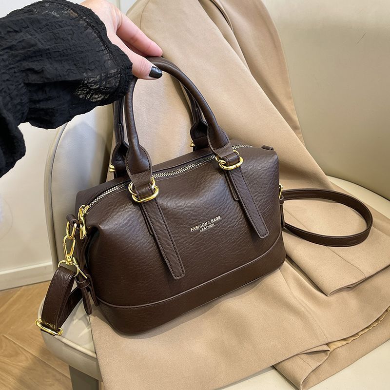 2025 Summer New Women's Bag New Handbag Women's Simple Retro Large Capacity Commuter Bag Fashion Leisure Designer Solid Color Shoulder Bag R