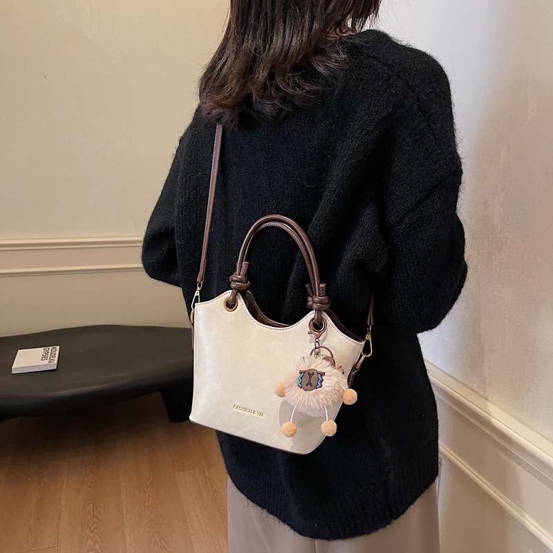 designer Vintage Fashion Casual Bucket Bag 2025 Winter New Trend Shoulder Bag for Work Commute High-end Crossbody Bag