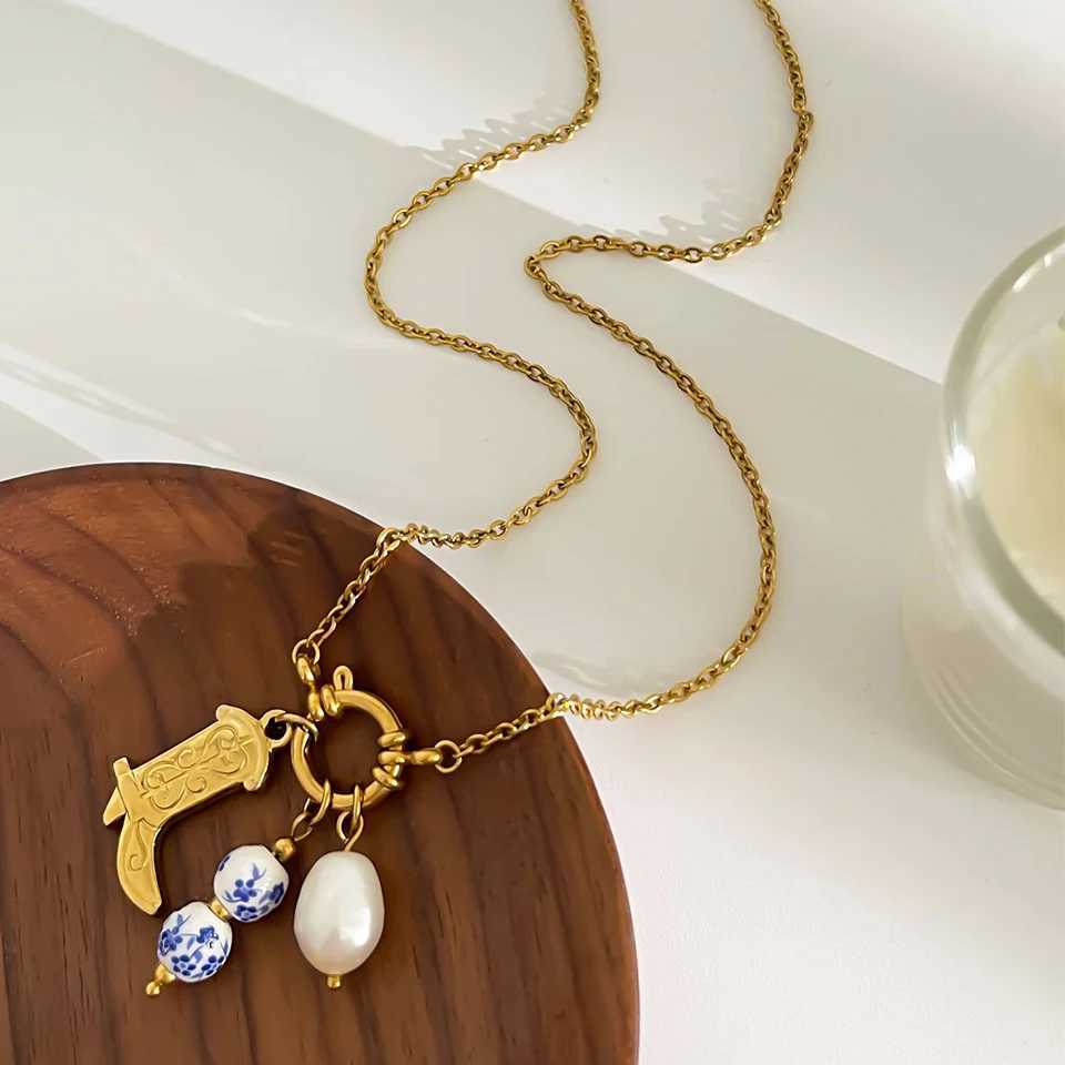 Trend 316L Stainless Steel Natural Freshwater Pearl Circular Ceramics Shoe Shape Pendant Necklace Women Fashion Unique Gifts Y250605