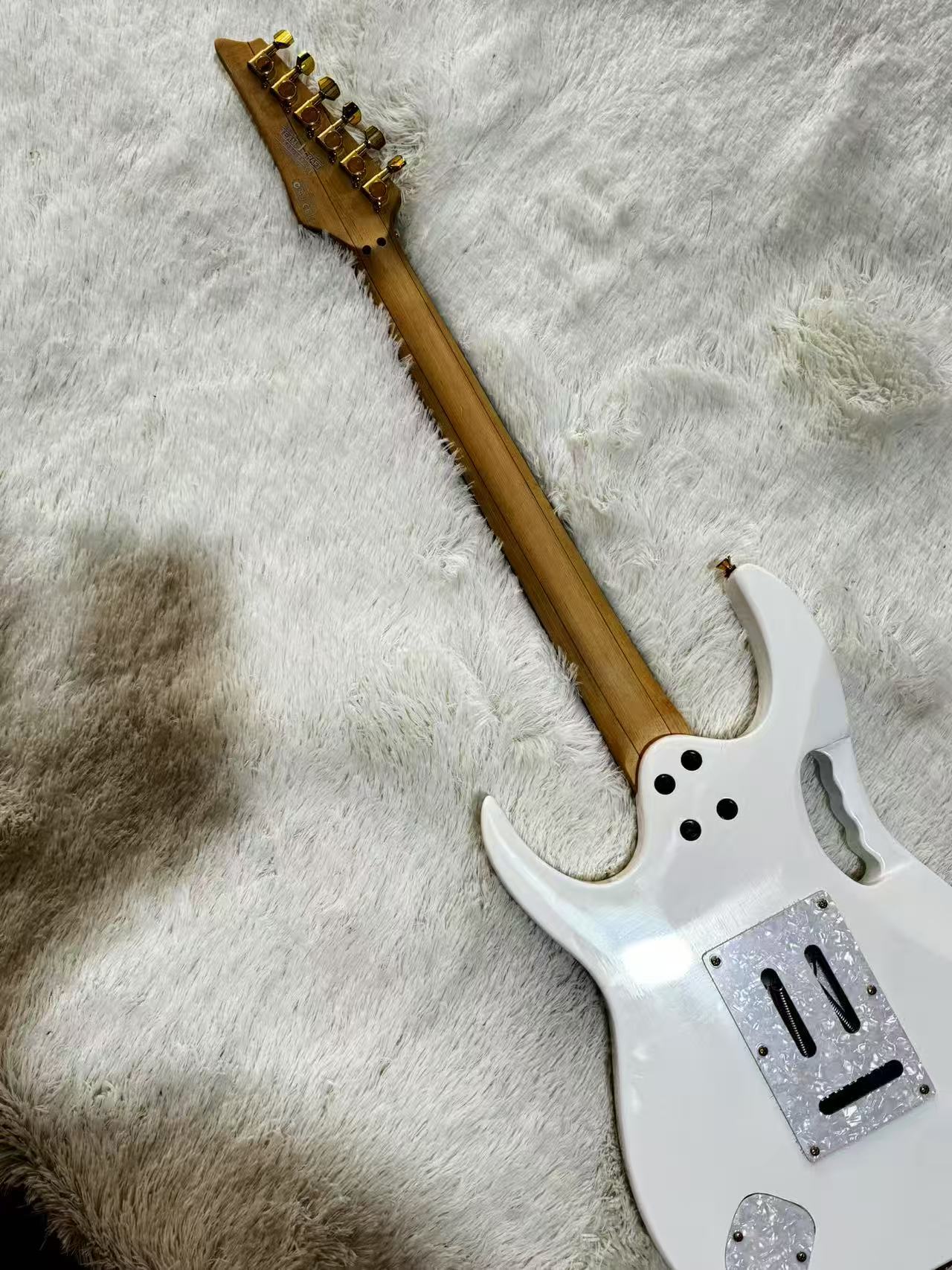 Vintage-Inspired 7V Electric Guitar Model Available for Personalized Design