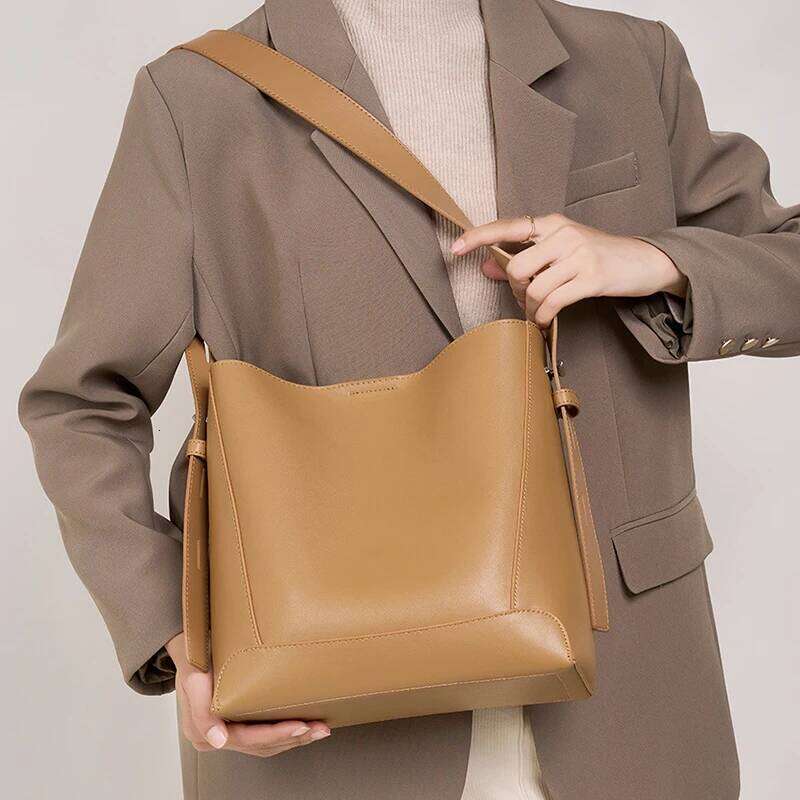 Fashionable New Hand-Held Shoulder Genuine Leather Women's Bag, Large Capacity Commuting Solid Color Bucket Bag 2025/06/06