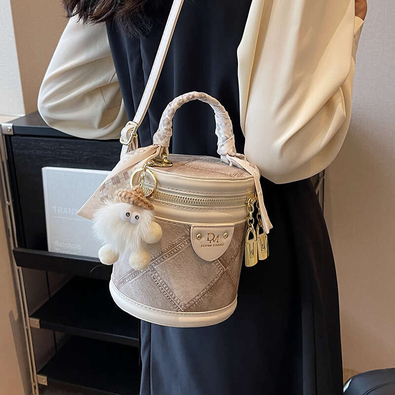 Niche Designer for Women 2025 New Summer High-End Fashion Simple Stylish Crossbody Handheld Bucket Bag
