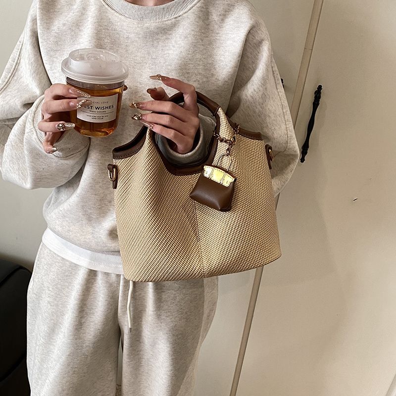 2025 summer new high-end multifunctional handbag for women's outdoor niche handbag, crossbody bag, trendy women's shoulder bag, simple veget