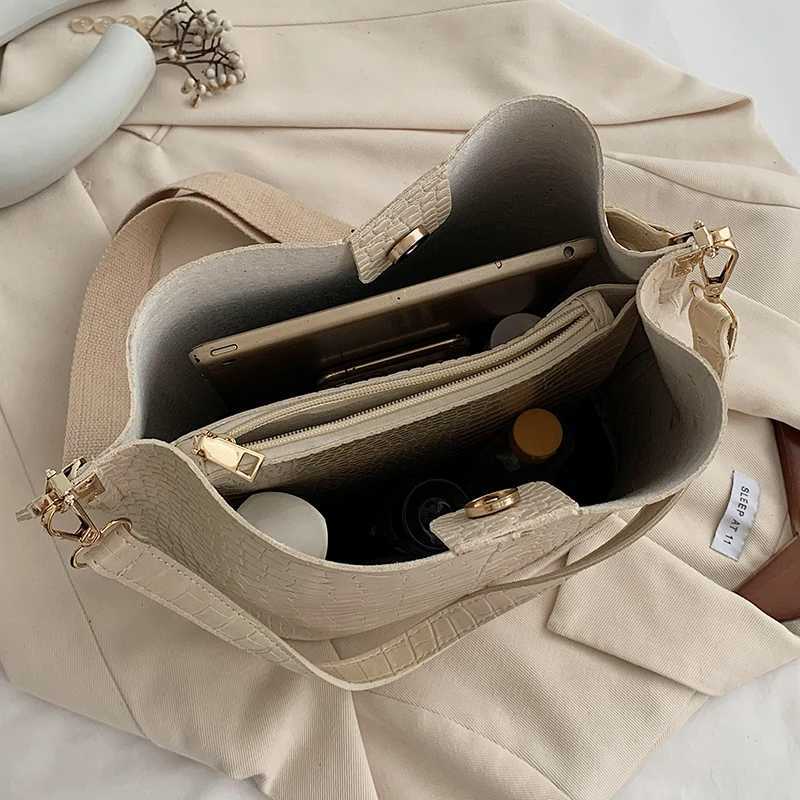 Vintage Bucket Bag Personalized Stone Pattern Buckle Large Capacity Shoulder Bag Temperament Texture Trend Crossbody Bags M250606