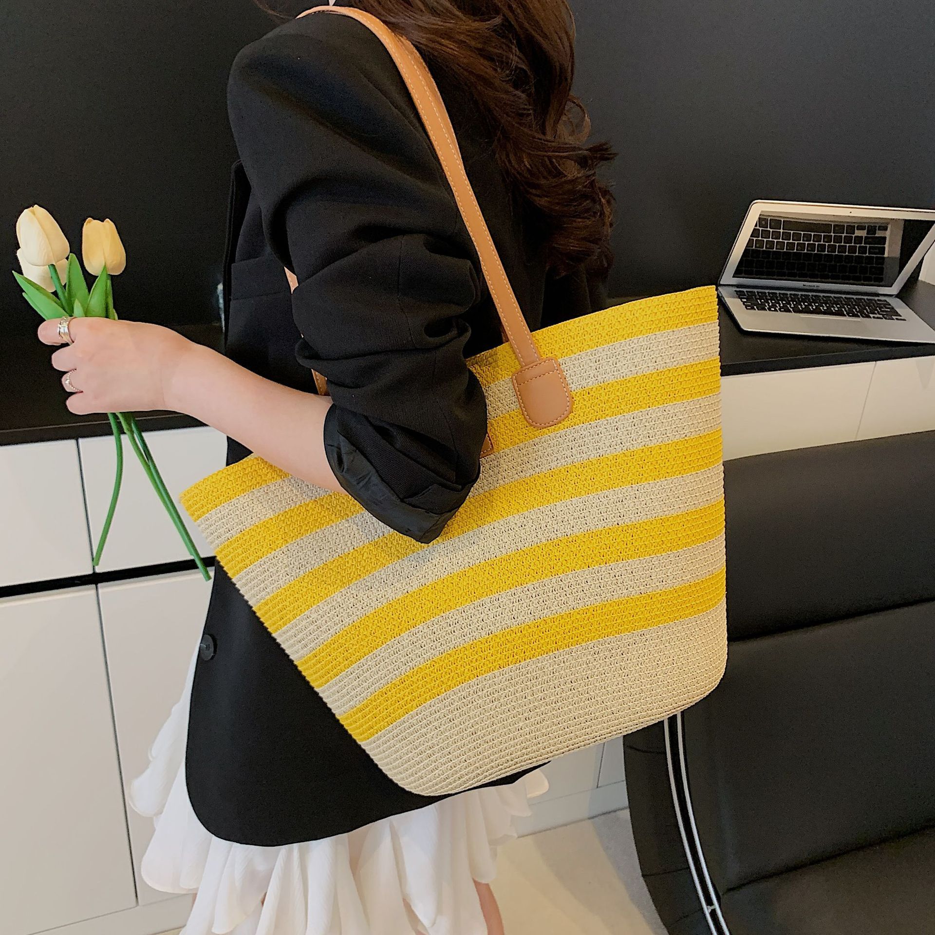designer Straw Woven Bag for Women Large Capacity 2025 New Vacation Beach Bag Woven Bucket Bag Tote Bag Commuter Tote Bag Trendy
