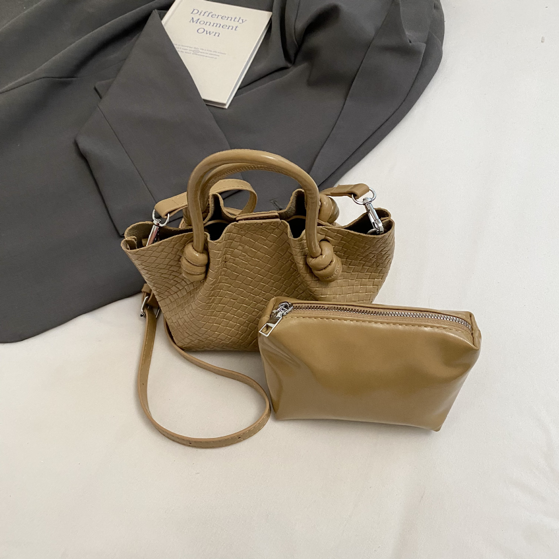 designer Handheld Woven Bucket Bag for Women 2025 New Trend Korean Style Tote Bag Simple Large Capacity Shoulder Under