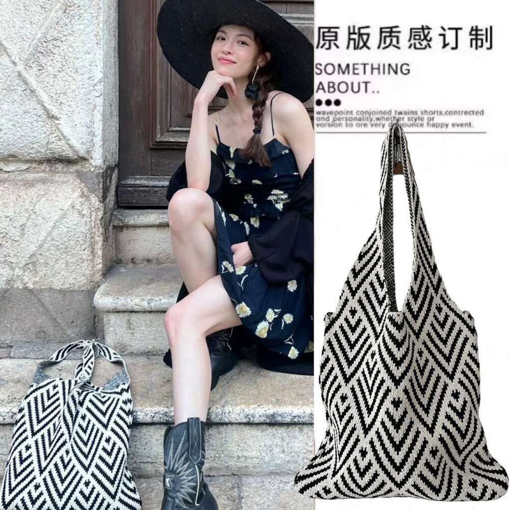 New Korean Sister Zhong Chuxi Same Style Tote Knitted Striped Women's Shoulder Bag B5