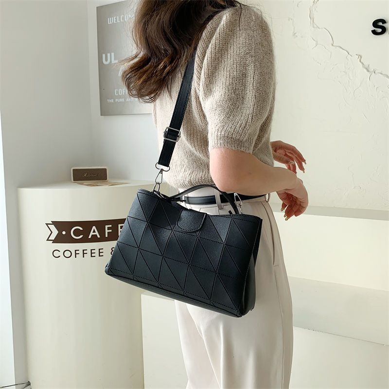 2025 Spring and Summer New Women's Bag, Simple Style, Fashionable and Casual Women's Bag New Single Shoulder Slanted Fashion Handbag, Design