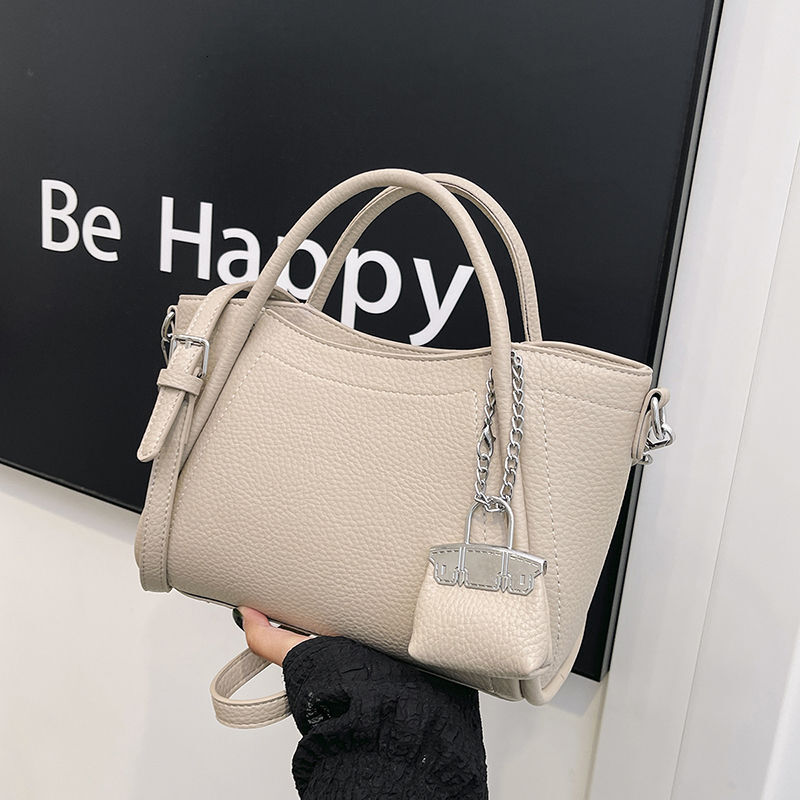 2025 new spring and summer women's bag simple casual women's hand-held bucket bag Korean style trendy fashionable shoulder bag niche texture