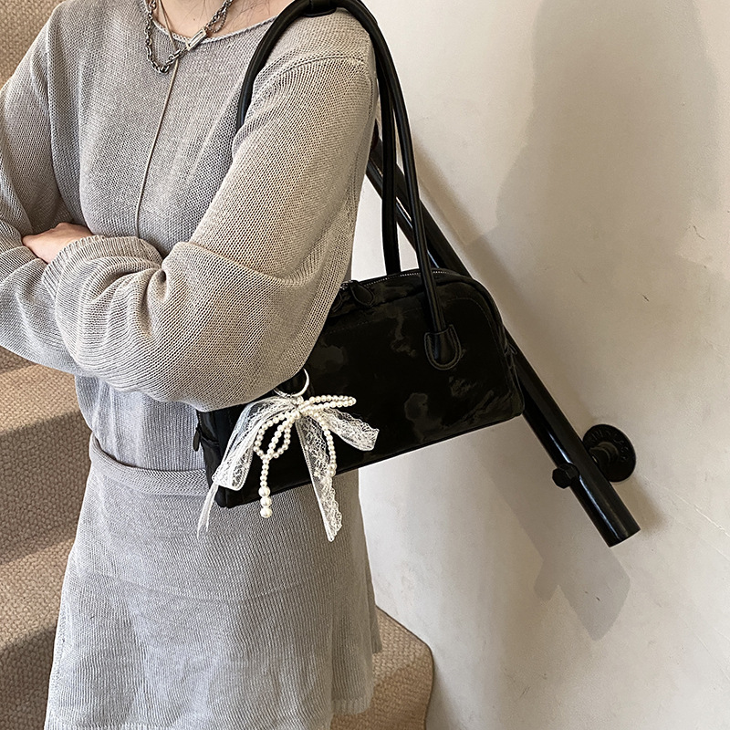 designer Niche Texture Fashion Single Shoulder Underarm Bag for Women 2025 New Spring Summer Large Capacity Commuter Handbag Bowling Ball Bag