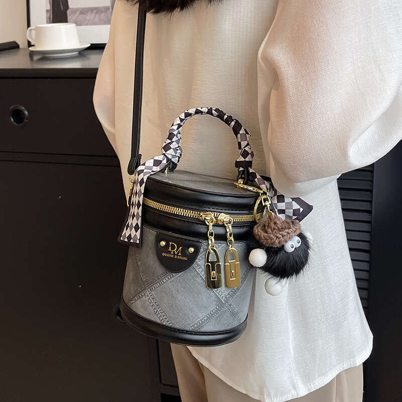 Niche Designer for Women 2025 New Summer High-End Fashion Simple Stylish Crossbody Handheld Bucket Bag