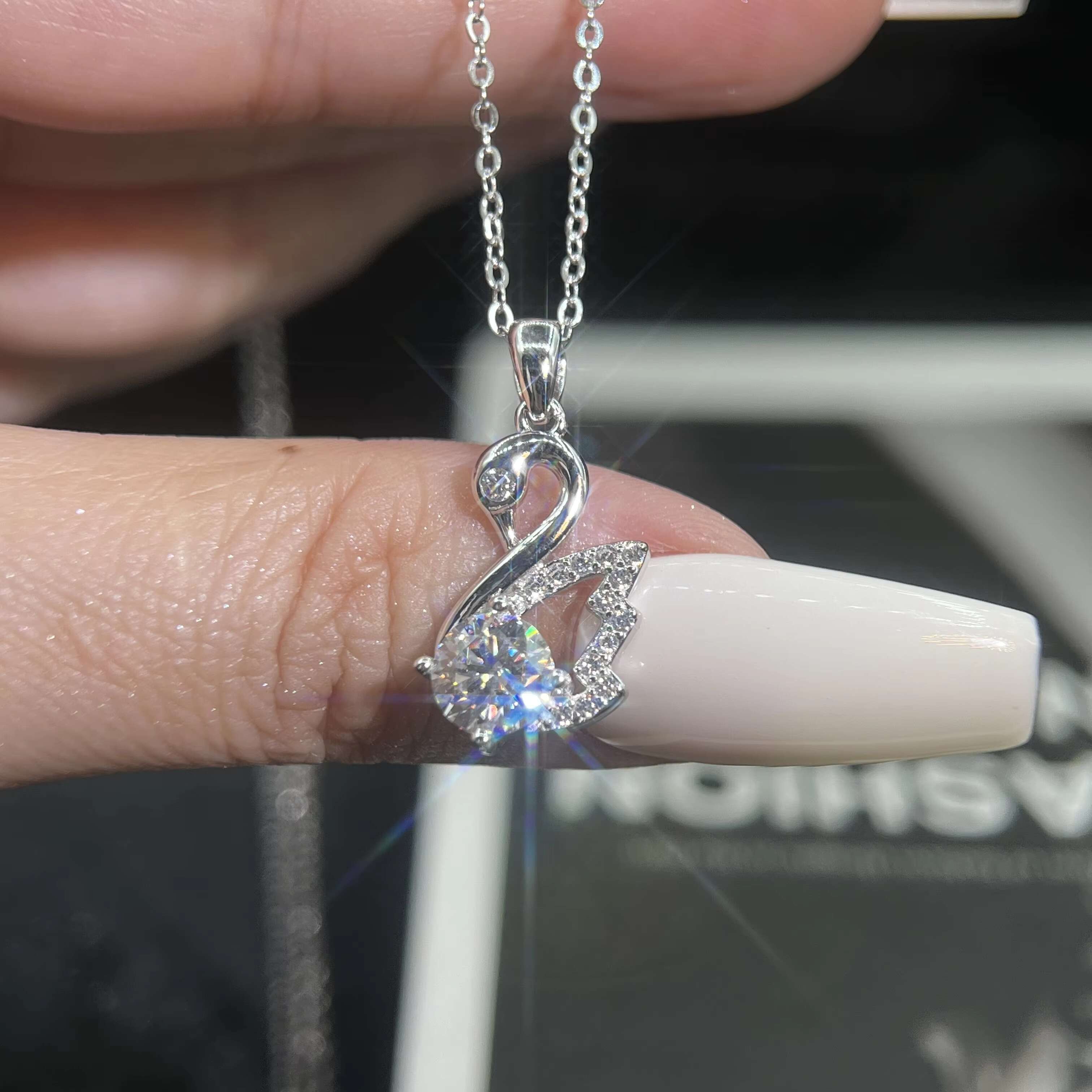 Luxury Modern Little Swan Shape S925 Sterling Silver VVS 1ct Moissanite Pendant Necklaces for Women Wedding Fine Jewelry