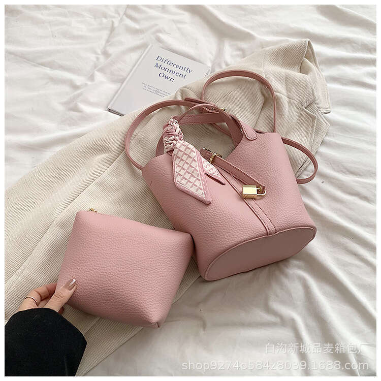2025 New Single Shoulder Korean Style Niche Handbag Women's Trendy Crossbody for Work Commute Bucket Bag