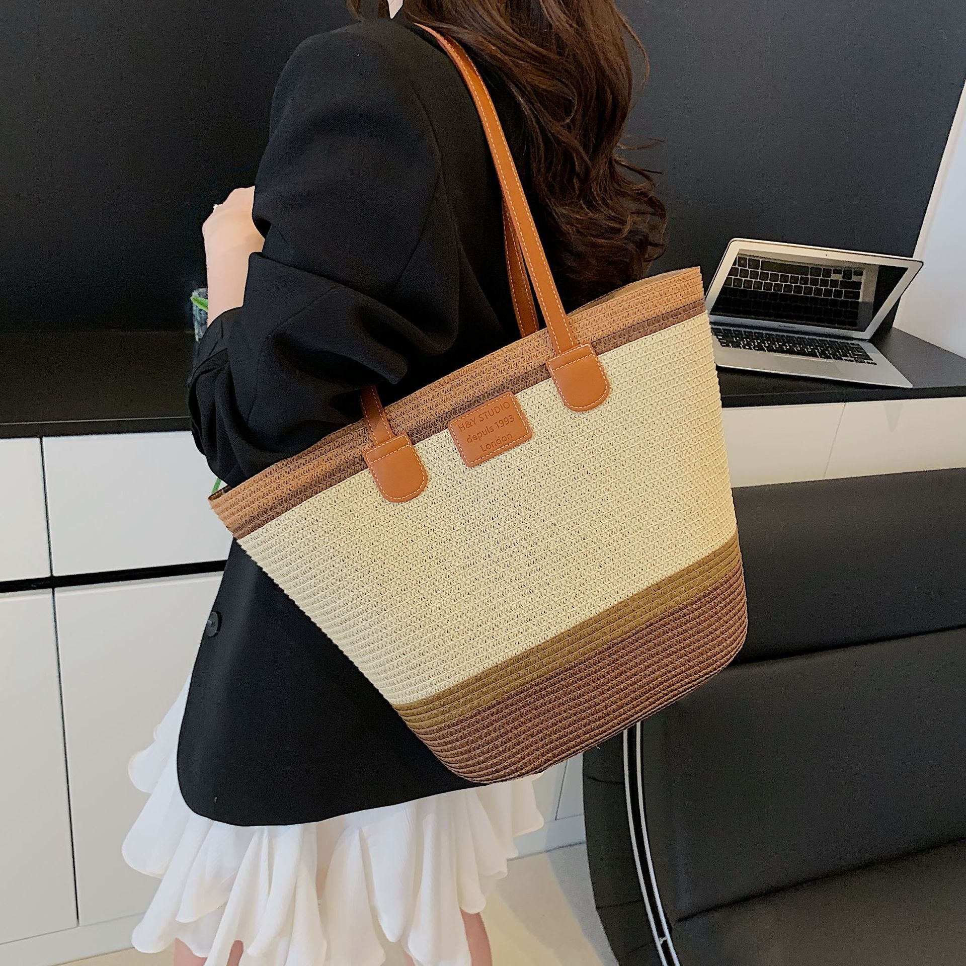 designer Straw Woven Bag for Women Large Capacity 2025 New Vacation Beach Bag Woven Bucket Bag Tote Bag Commuter Tote Bag Trendy