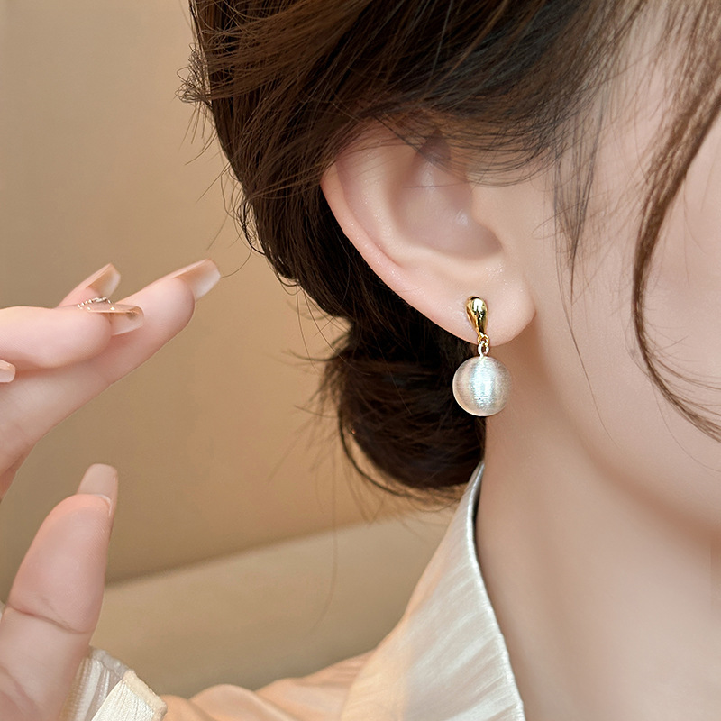 New Arrival Stylish and Versatile Imitation Pearl Metal Frosted Ball Stud Earrings for Women Fashionable Cold toned Color blocking Earrings