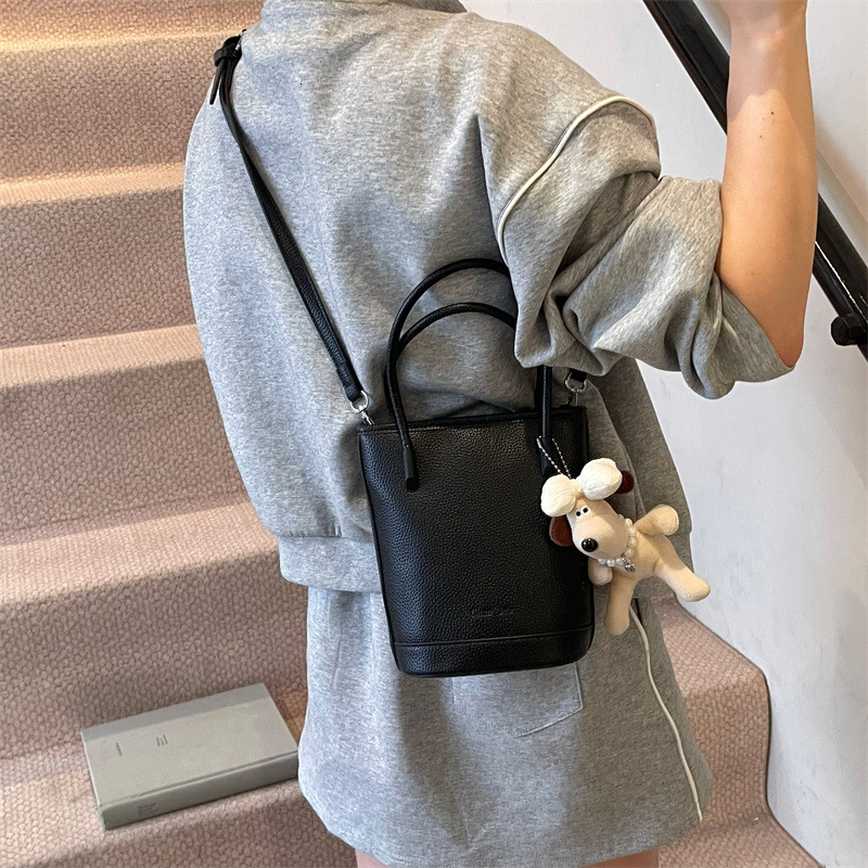 designer Korean Style INS Handheld Bucket Bag for Women 2025 New Niche Design Commuter Bag Casual Versatile Crossb