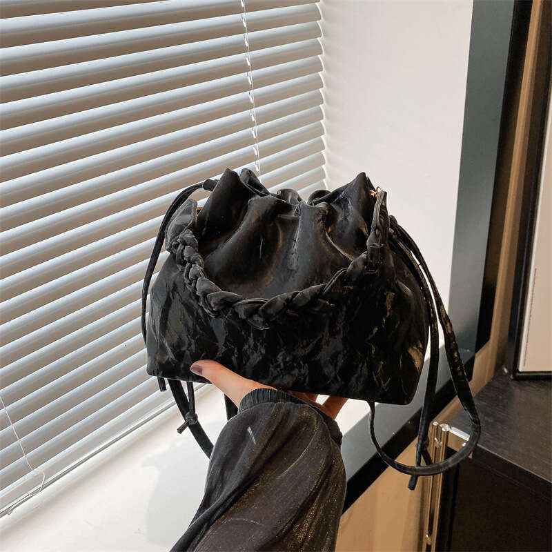Korean Style Large Capacity Commuter Trendy for Women 2024 Spring New Versatile Ins Single Shoulder Crossbody Bucket Bag