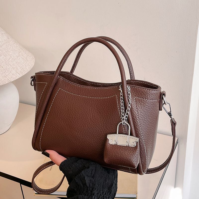 2025 new spring and summer women's bag simple casual women's hand-held bucket bag Korean style trendy fashionable shoulder bag niche texture