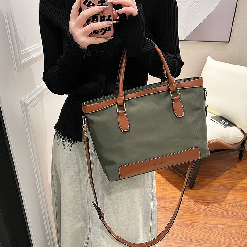designer High-End Handheld Tote Bag Large Capacity 2025 New Commuter Shoulder Bag for Women Niche Design Underarm Crossbody Bag