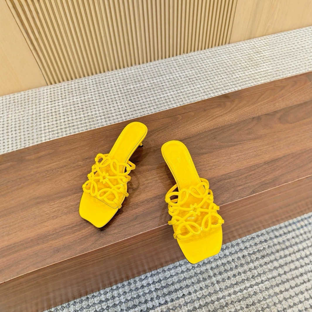 2025 New Hollow Genuine Leather Slippers Flat Summer Beach Sandals Outdoor Versatile Daily Flat Womens Shoes